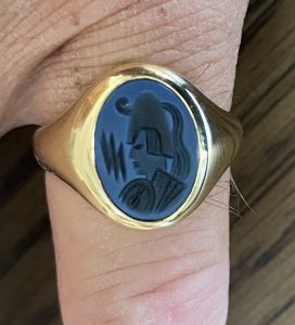 2024 Siegelring, linker kleiner Finger. Familienwappen von Juwelier Mahlberg & Meyer in Lübeck. Traditionen schaffen Kultur.